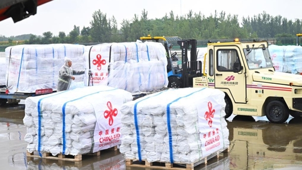 中国政府捐赠首批抗洪救灾紧急物资抵巴