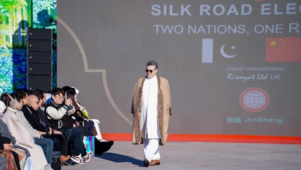 首届中巴时装秀在北京八达岭长城隆重举办